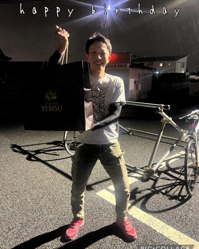 T Dさんお誕生日おめでとうございます🎁🎉

いつも大量のお荷物の配達ご苦労様です🫡また一緒にご飯食べに行きましょう🍚

これからも安全運転での配達宜しくお願いします🚚

#DIAトランスポート
#軽貨物ドライバー
#ドライバーさんの誕生日
#軽貨物ドライバー募集中
#軽貨物やってる方と繋がりたい 
#軽貨物運送会社　#上尾市　#さいたま市
#黒ナンバー